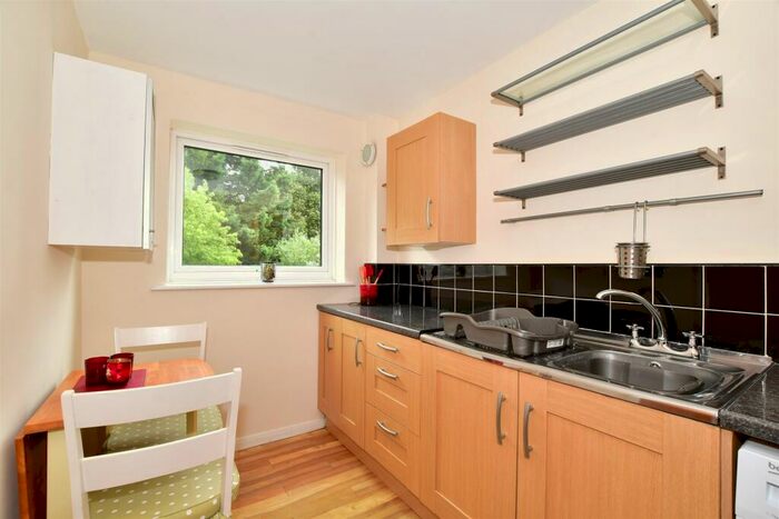 1 Bedroom Flat For Sale In Gilligan Close, Horsham, West Sussex, RH12