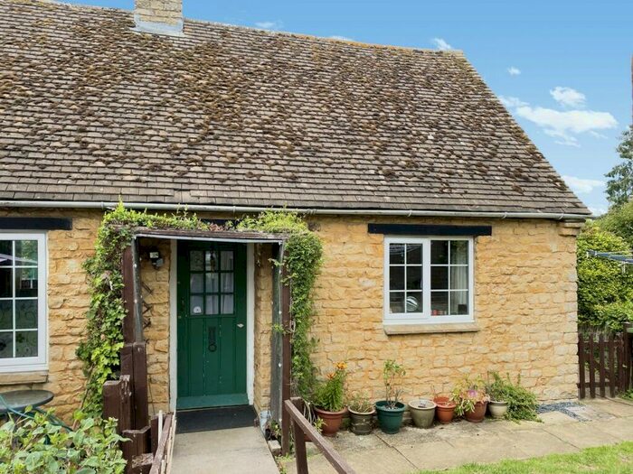 2 Bedroom Semi-Detached Bungalow To Rent In Spinney Bank, Banbury, Oxfordshire, OX17