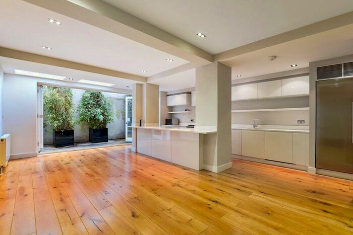 4 Bedroom Flat To Rent In Colehill Lane, Fulham, London, SW6