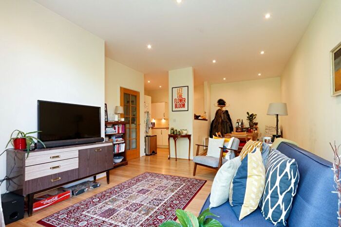 2 Bedroom Flat To Rent In East Dulwich Road, London, SE22