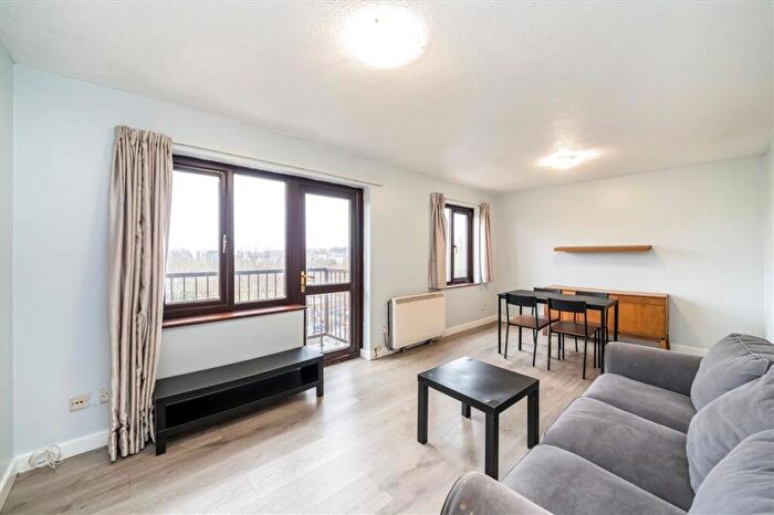 2 Bedroom Flat For Sale In Lewisham Way, Brockley, SE4