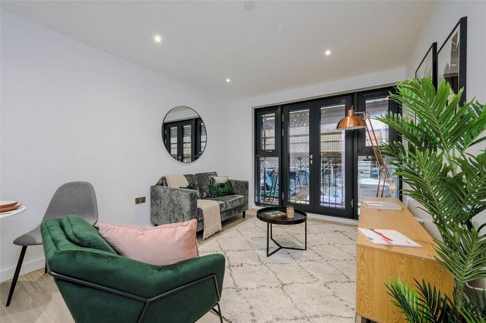 2 Bedroom Flat To Rent In Crossings, Park Green, Macclesfield SK11