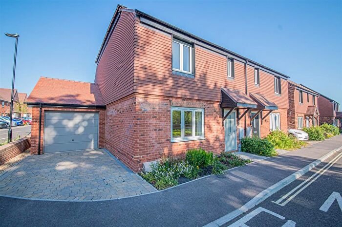 3 Bedroom Semi-Detached House For Sale In Keepers Drive, Fair Oak, Eastleigh, SO50