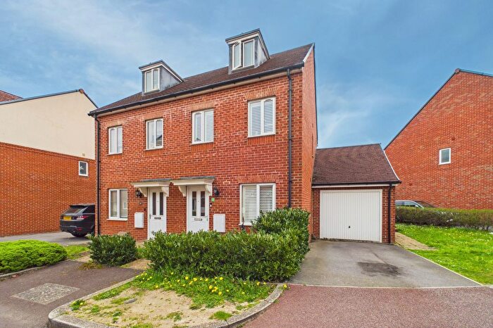 3 Bedroom Semi Detached House For Sale In Cuckoo Lane, Bracknell, Berkshire, RG12