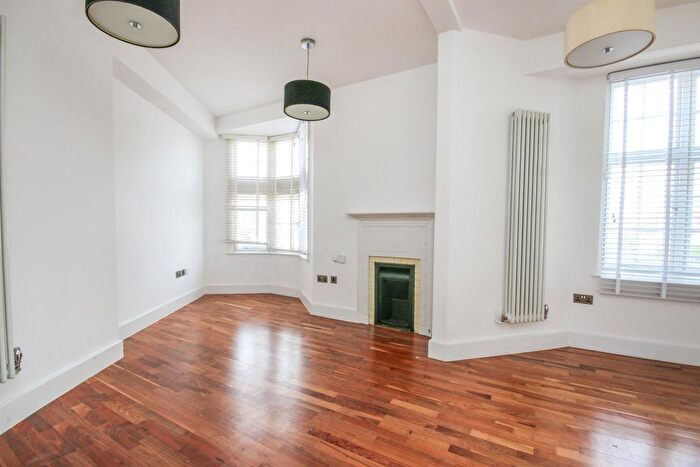 2 Bedroom Flat To Rent In Golders Green Crescent, NW11