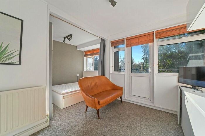 Apartment To Rent In Solander Gardens, London, E1