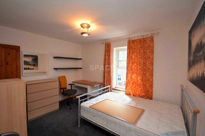 4 Bedroom Terraced House To Rent In Blenheim Gardens, Reading, Berkshire, RG1