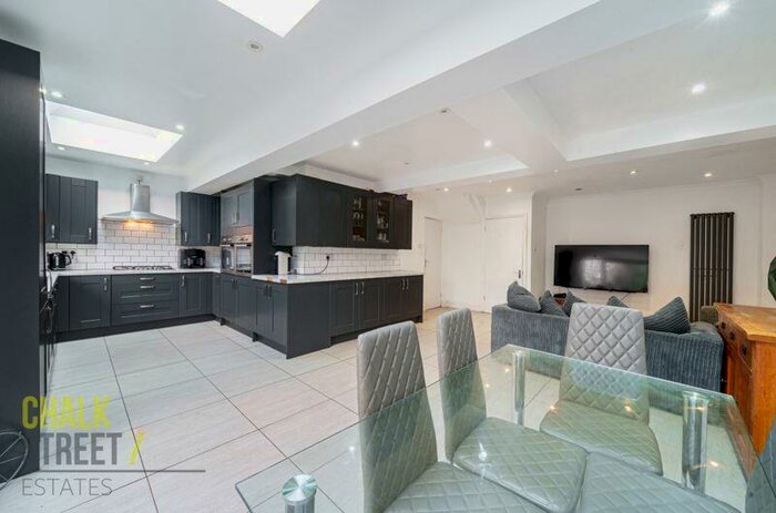 4 Bedroom Detached House For Sale In Osborne Road, Hornchurch, RM11