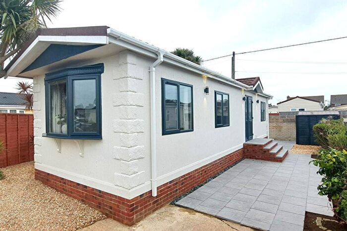 2 Bedroom Mobile Home For Sale In Field Place Hoburne Naish Holiday Park Christchurch Road Barton On Sea, BH25