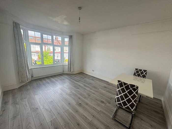 3 Bedroom Flat To Rent In Bedroom Flat, Caversham Avenue In Area, N13