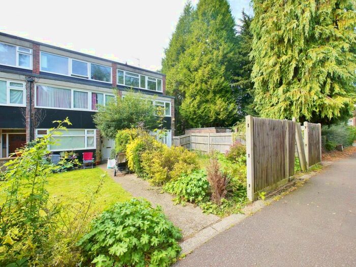 3 Bedroom Maisonette To Rent In Leaf Close, Northwood, HA6