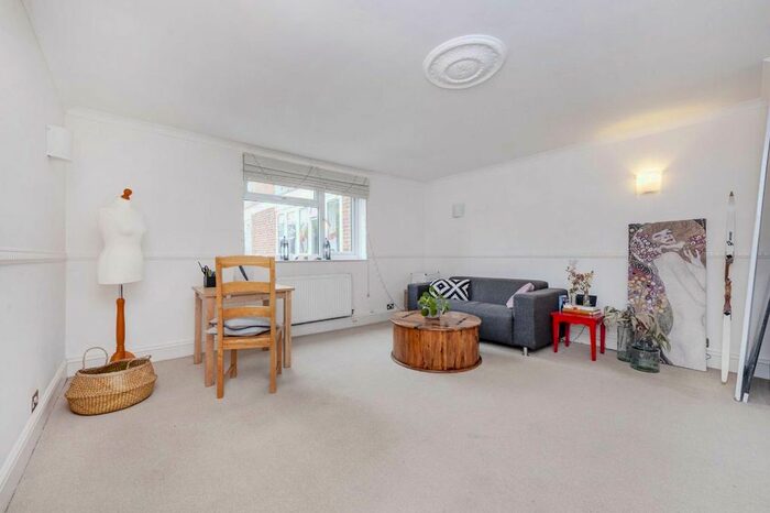 2 Bedroom Flat To Rent In Madeira Road, London, SW16