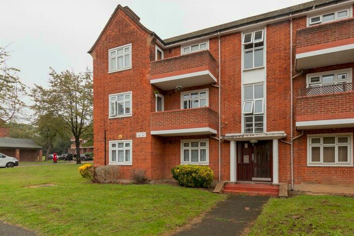 1 Bedroom Flat To Rent In Rivenhall Gardens, South Woodford, E18