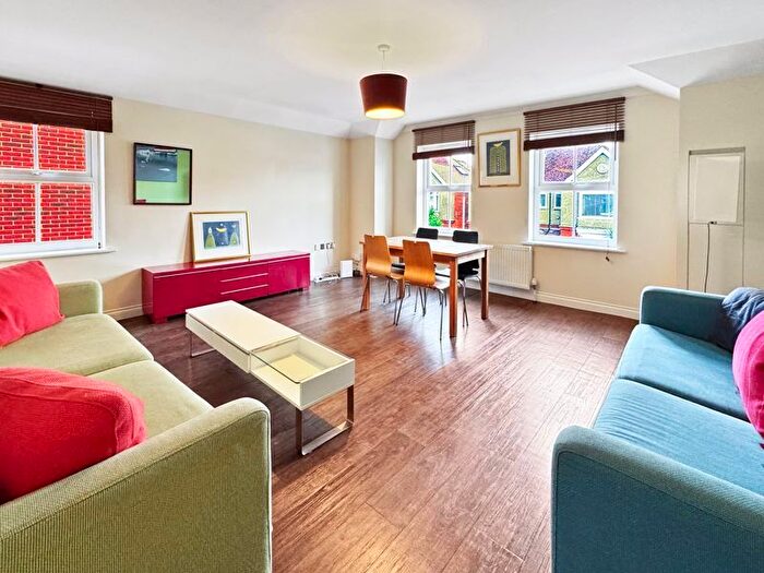 2 Bedroom Flat To Rent In Consort Road, Cowes, PO31