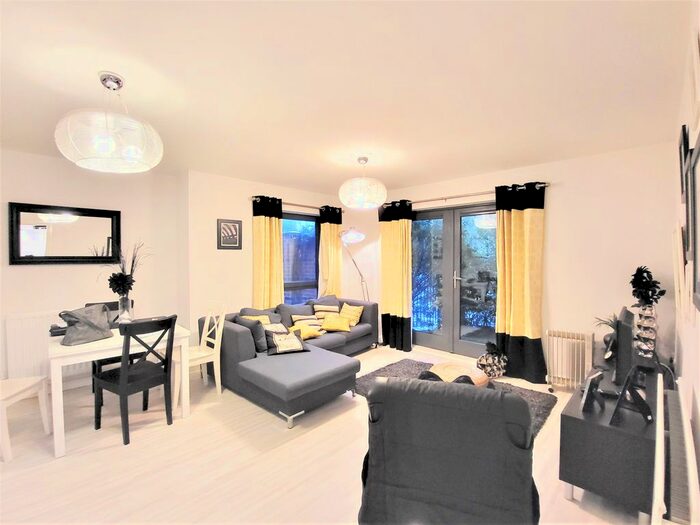 2 Bedroom Flat To Rent In Raven Close, Watford, WD18