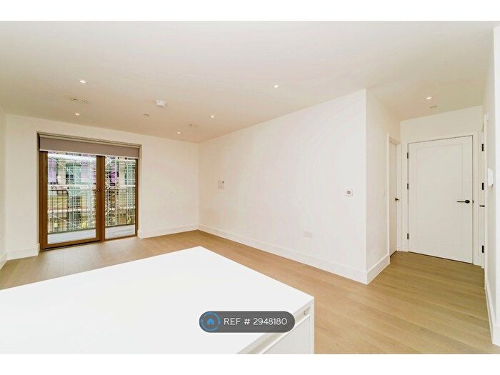1 Bedroom Flat To Rent In Hive House, Brentford/Kew, TW8