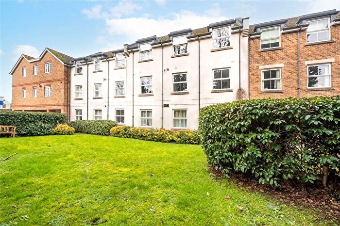 2 Bedroom Flat For Sale In Eastgate Court, Dunstable, Bedfordshire, LU5