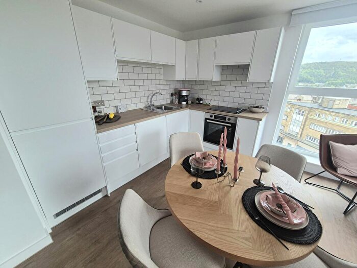 2 Bedroom Apartment To Rent In Cow Green, Halifax, HX1