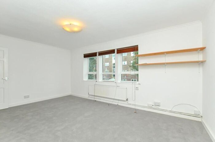 2 Bedroom Flat To Rent In Queen Margarets Grove, Islington, N1