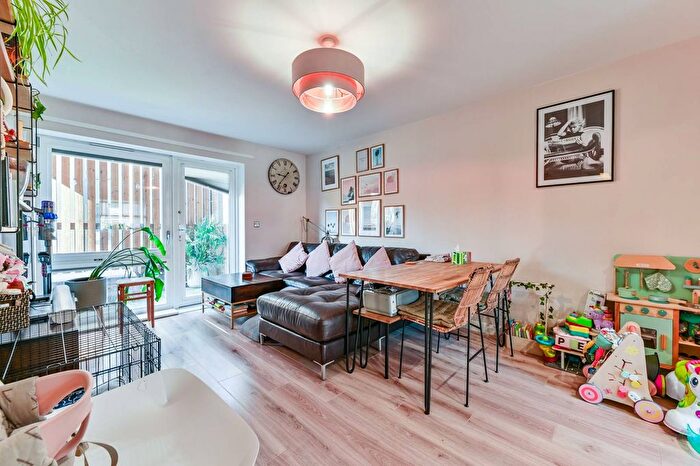 2 Bedroom Flat To Rent In Northwold Road, Hackney, London, E5