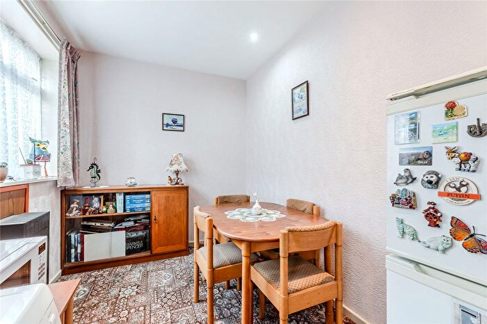 3 Bedroom Town House For Sale In Aston Grove, Leeds, West Yorkshire, LS13