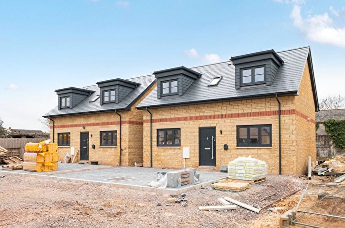 3 Bedroom Detached House For Sale In Milestone Road, Carterton, Oxfordshire, OX18