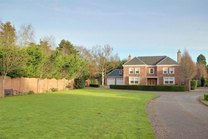 4 Bedroom Detached House For Sale In Park Lane, Swanland, HU14