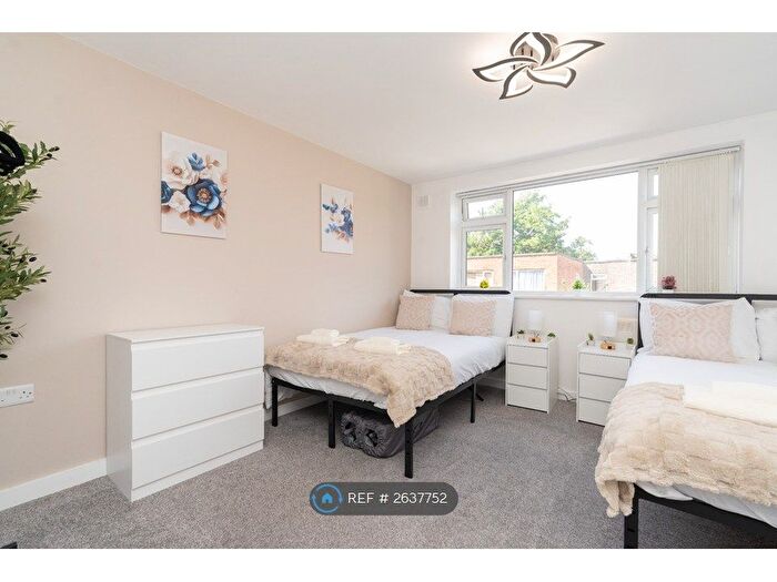 2 Bedroom Flat To Rent In Richmond Court, Bournemouth, BH8