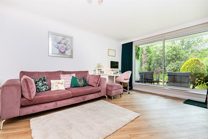 2 Bedroom Apartment To Rent In Branksome Wood Road, Bournemouth, BH4