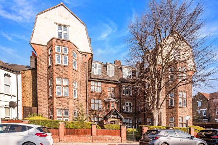 3 Bedroom Flat For Sale In Hazelbourne Road, Balham, SW12