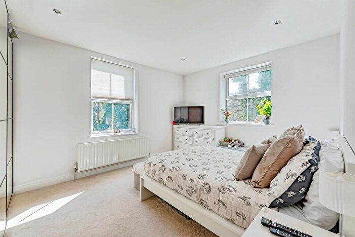 2 Bedroom Apartment For Sale In Nutfield Road, Redhill, RH1