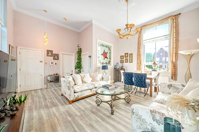 2 Bedroom Flat For Sale In Tavistock House, Woodford Green, IG8