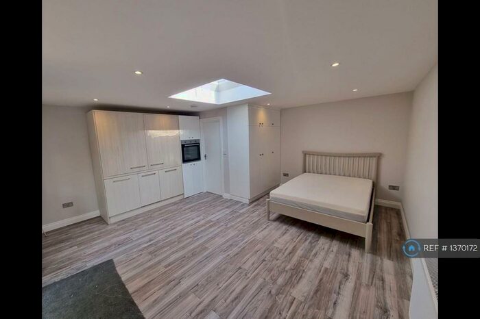 Studio To Rent In Colindale, London, NW9