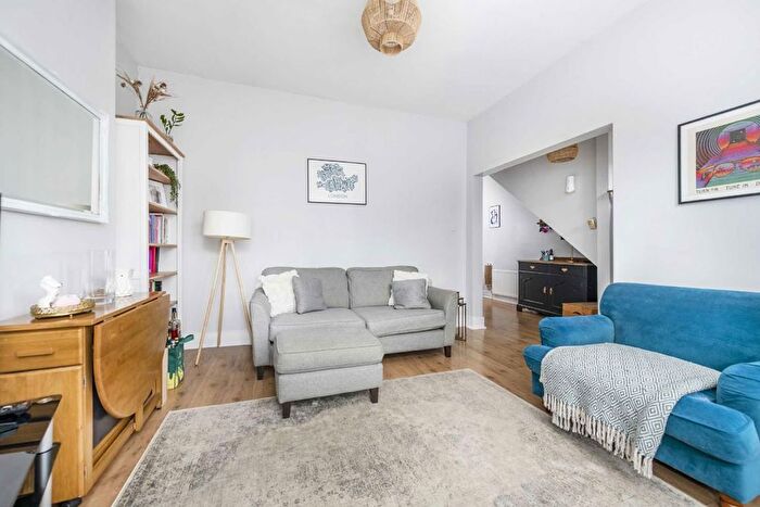 2 Bedroom Flat For Sale In Kilburn Lane, London, W10
