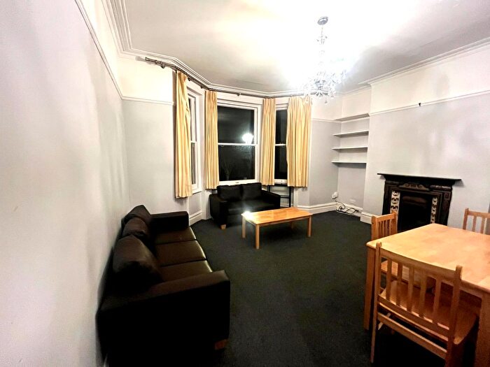 3 Bedroom Flat To Rent In Flanders Road, London, W4