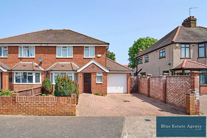 4 Bedroom Semi Detached House For Sale In Dale Avenue, Hounslow, TW4