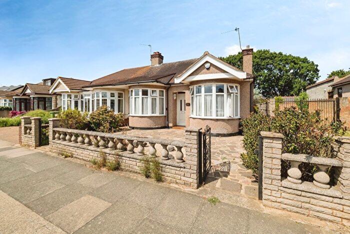 3 Bedroom Bungalow For Sale In Randall Drive, Hornchurch, Essex, RM12