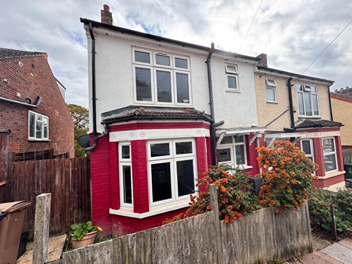 3 Bedroom Semi-Detached House To Rent In Kingston Road, High Town, Luton, LU2