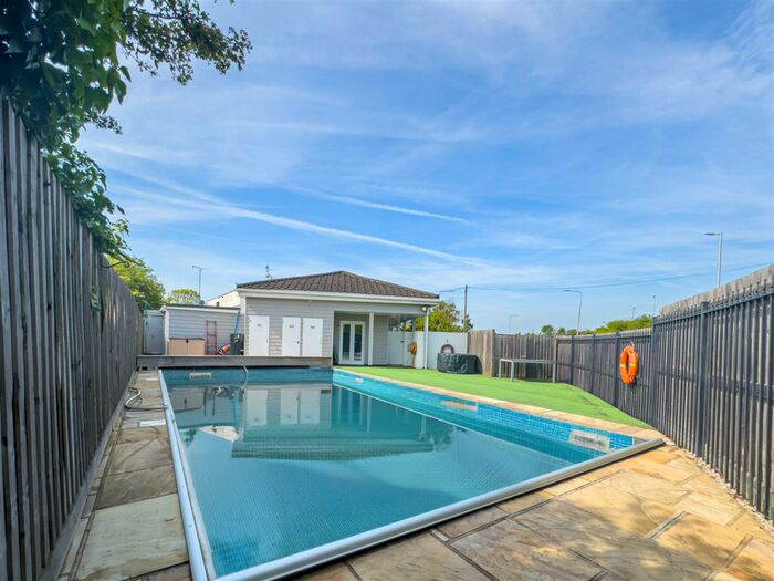 2 Bedroom Terraced Bungalow For Sale In Rawreth Lane, Rawreth, Wickford, SS11