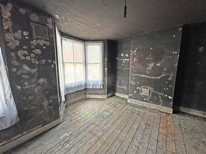 2 Bedroom Flat For Sale In Ethnard Road, Southwark, SE15