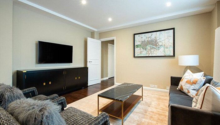 3 Bedroom Flat To Rent In Hill Street, London, W1J