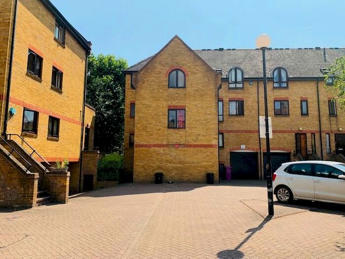 2 Bedroom Flat To Rent In Welland Mews, Wapping, E1W