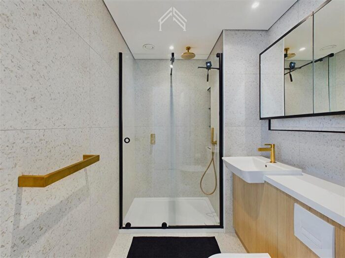 2 Bedroom Apartment To Rent In Bouchon Point, London, E1