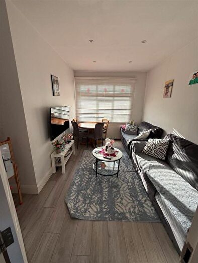 2 Bedroom Flat To Rent In Eastern Avenue, Ilford, IG4