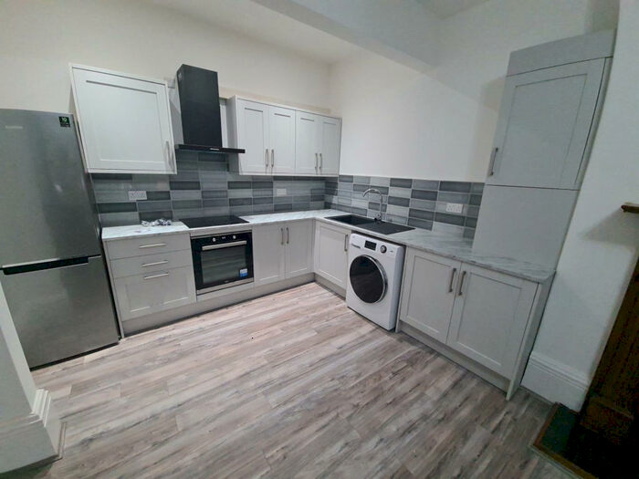 2 Bedroom Flat To Rent In Oakwood Drive, Leeds, LS8