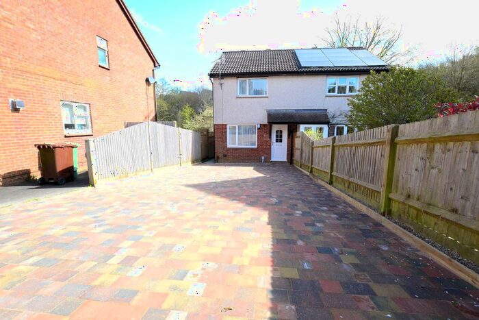 3 Bedroom Semi-Detached House To Rent In Green Way, Tunbridge Wells, Kent, TN2