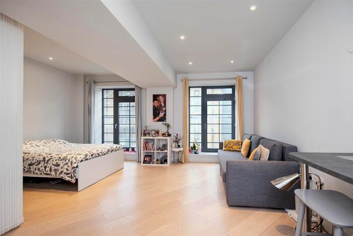 1 Bedroom Flat To Rent In Market Place, Brentford, TW8