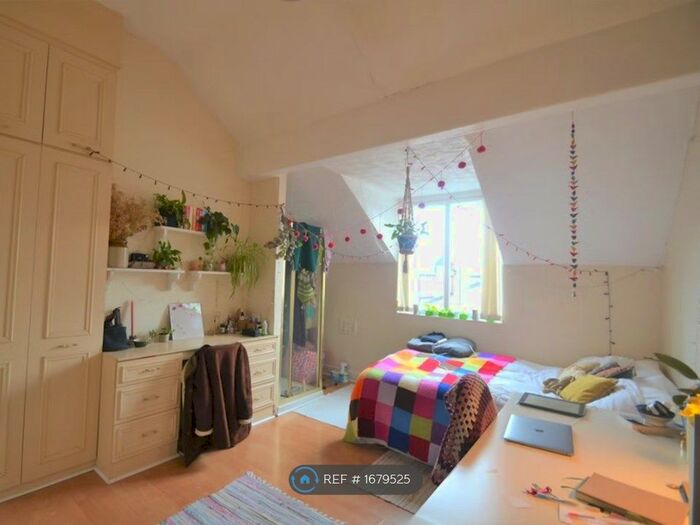 6 Bedroom Terraced House To Rent In Booth Avenue, Fallowfield, M14
