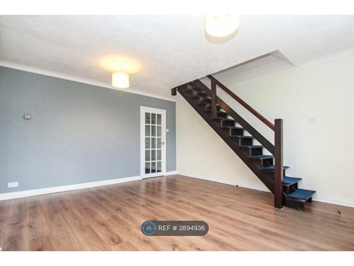 2 Bedroom Flat To Rent In Market Avenue, Wickford, SS12
