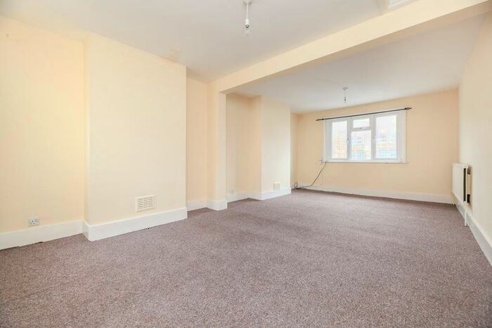 2 Bedroom Flat To Rent In Whitehawk Road, Brighton, BN2